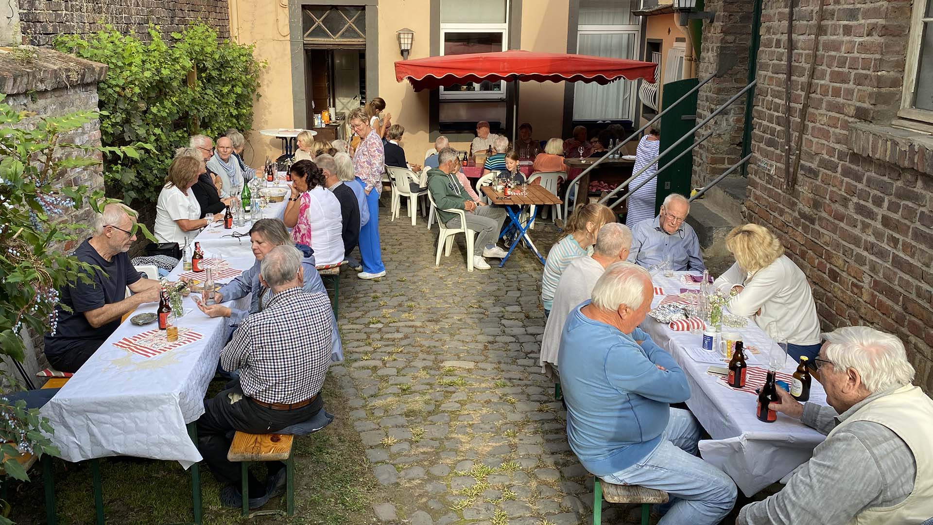 Am Samstag, den 23. August 2025, lud der Rathausverein Oberwinter zum traditionellen Sommerfest in den Hof des Oberwinterer Rathauses ein.