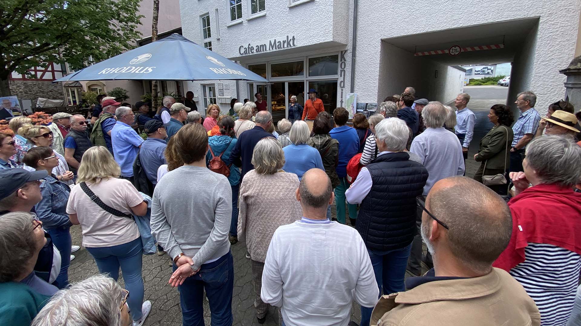 Großer Andrang bei Heinz Wilms' Führung durch die Oberwinterer Unterwelt
